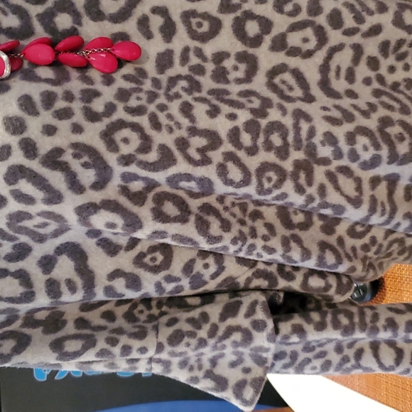 Gray leopard top - Picture 2 of 5